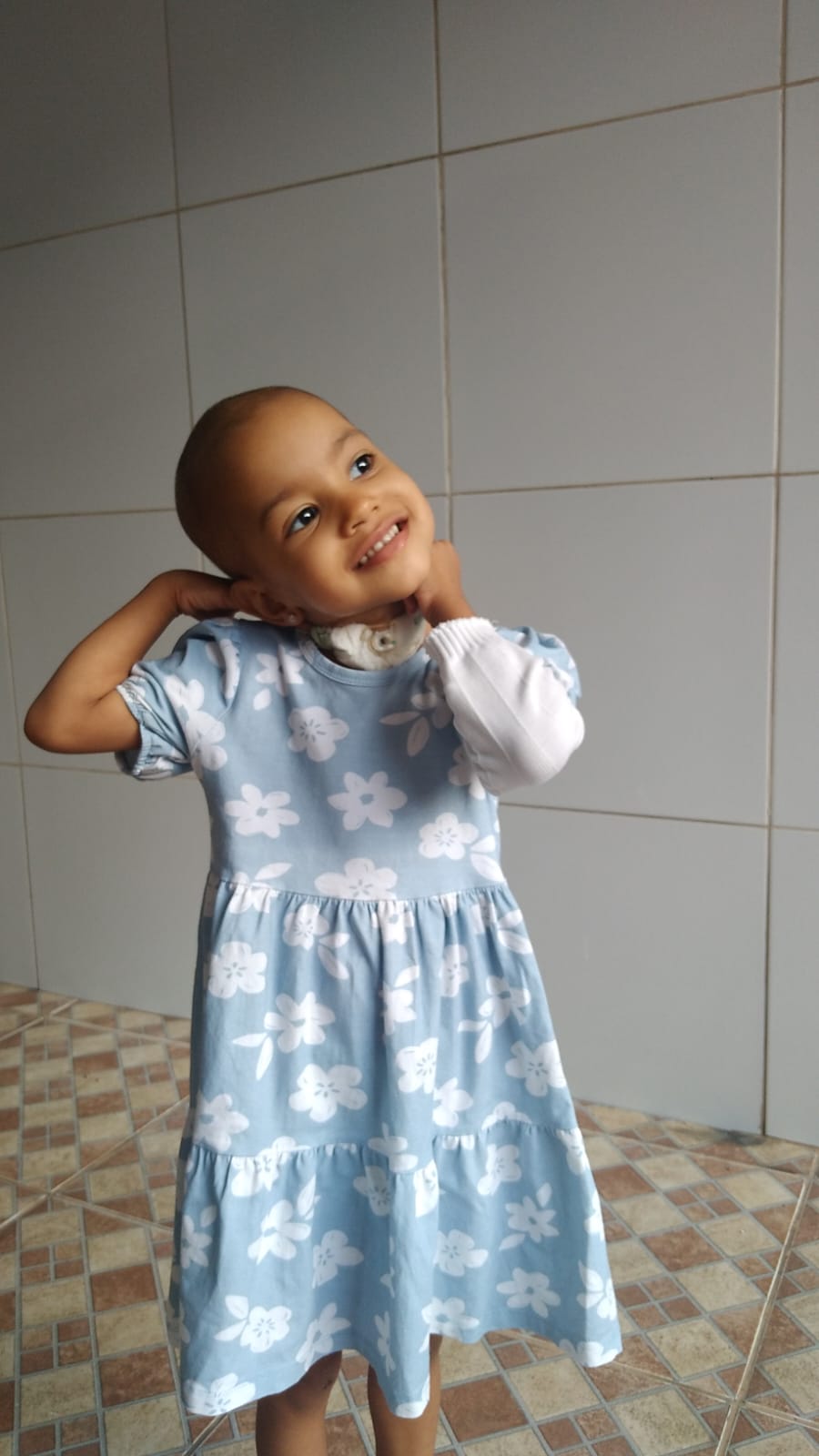 Angélica em pé com vestido azul
