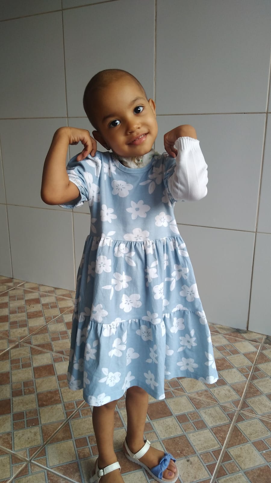 Angélica em pé sorrindo
