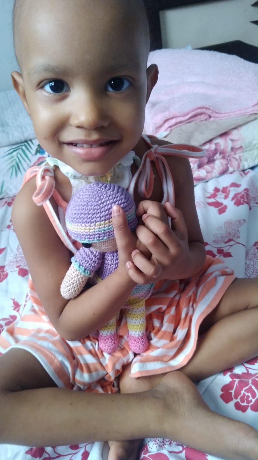 Angélica sorrindo ao ar livre